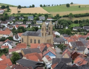 Blick über den Ortskern auf die kath. Kirche
