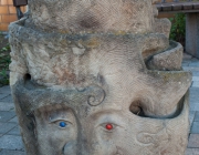 Murmelstein auf dem Dorfplatz