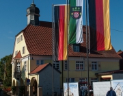 Die neuen Flaggen am Rathausplatz.