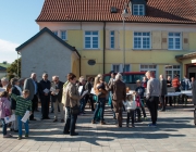 Die ersten Besucher treffen ein.