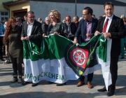 Die neue Waldböckelheimer Flagge wird der Presse vorgestellt.